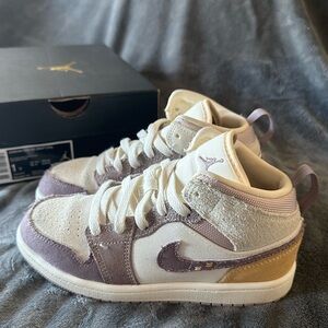 Kids Jordan 1 mid sneakers
